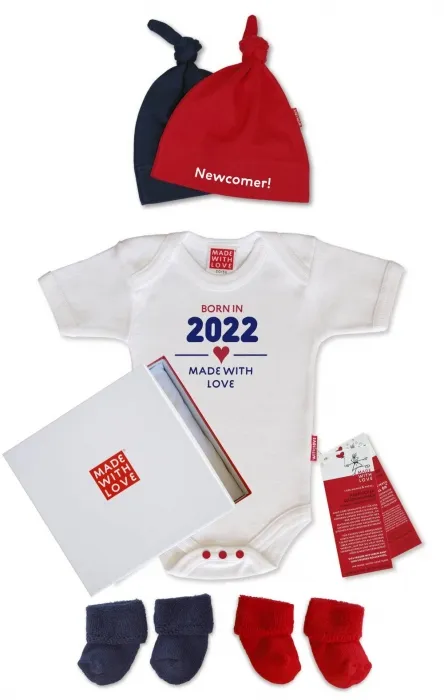 Born in 2022 Geschenk zur Geburt - Baby Body, Newcomer Babymütze und Babysocken in rot und blau im Geschenkkarton